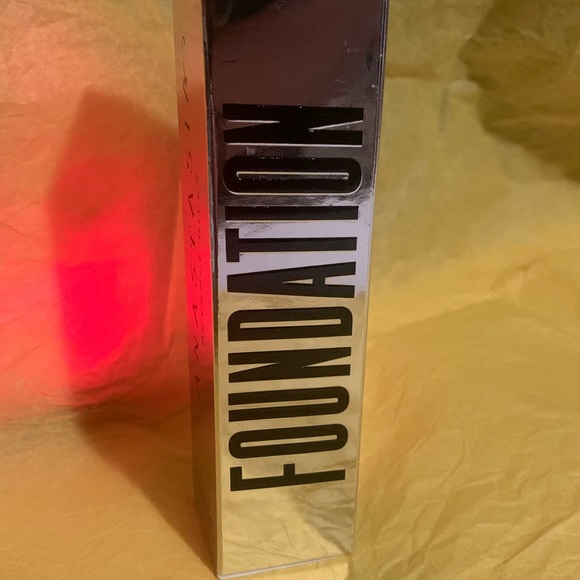 Anastasia Beverly Hills 370w Luminous Foundation - Picture 3 of 6